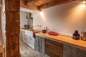 Kühlschrank, Ofen, Geschirrspüler, Wasserkocher mit Kaffee-/Teezubehör