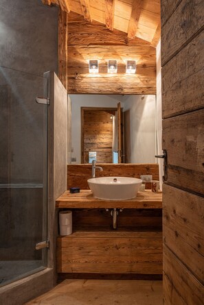 Bruser, hårtørrer, håndklæder