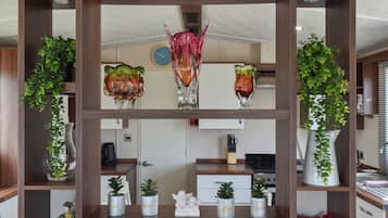 Lavavajillas y trona infantil