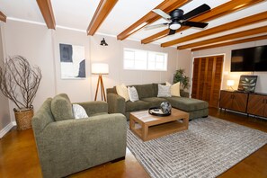 Smart-TV, peis og bøker