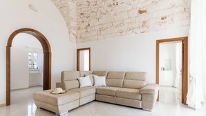 Apartment | Wohnbereich | 35-Zoll-Fernseher mit Digitalempfang