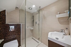 Amenidades de baño ecológicas, secadora de cabello, toallas 