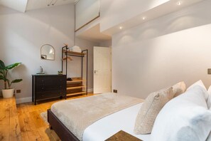 Tabla de planchar con plancha, cuna de viaje, wifi y ropa de cama 