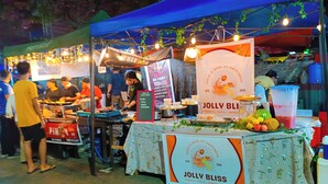 Ruokakoju, jossa on kyltti, jossa lukee ”Jolly Bliss”, ja jossa myydään jälkiruokia, pastaa ja virvokkeita.
