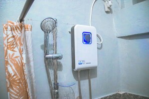 Regadera, toallas, jabón, shampoo 
