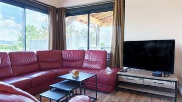 TV, tavolo da calcetto, tavolo da ping pong, libri