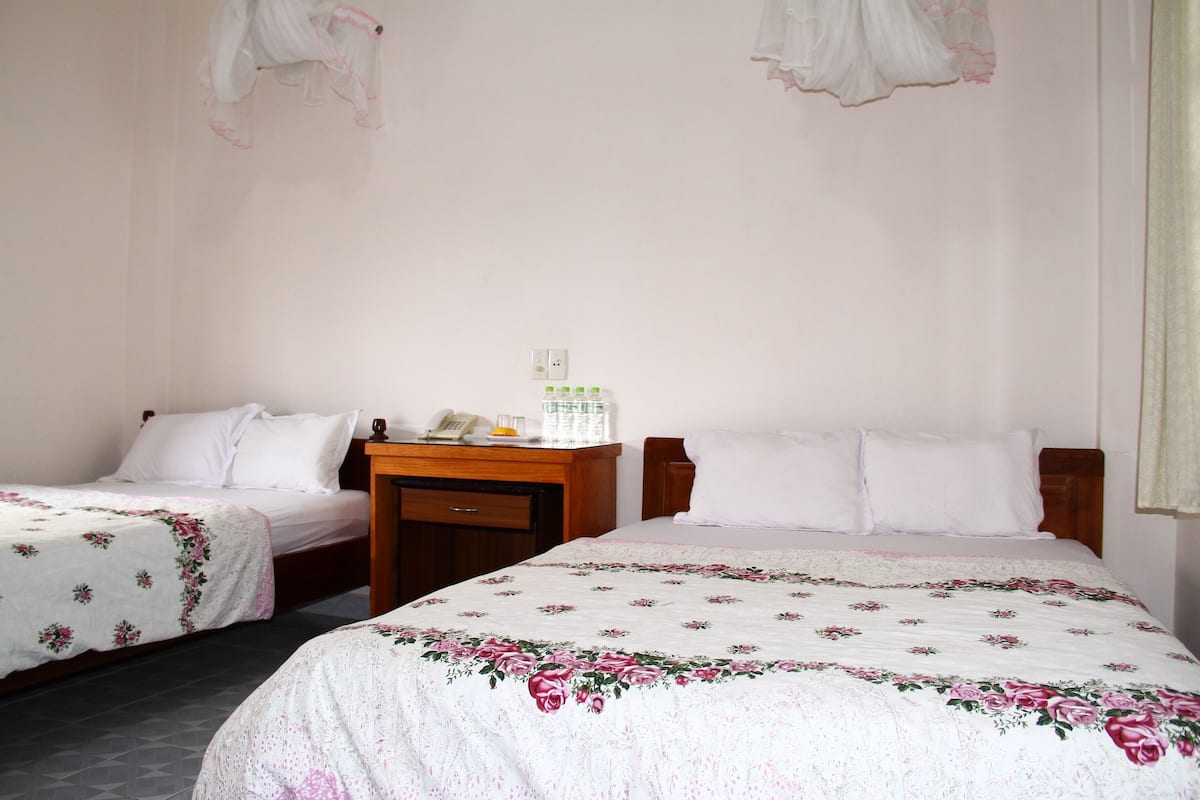 Classic Double Room | Desk, laptop workspace, bed sheets