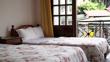 Panoramic Single Room | Desk, laptop workspace, bed sheets