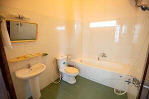 Classic Triple Room | Bathroom