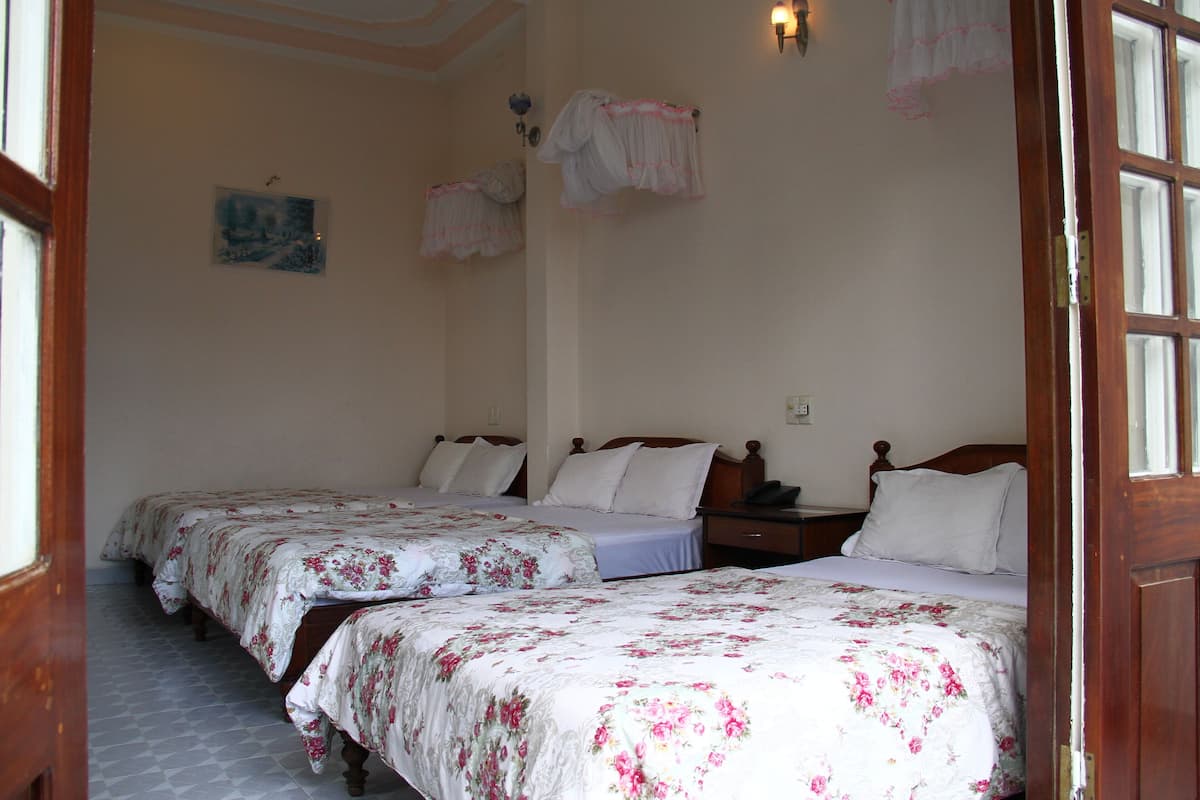 Classic Triple Room | Desk, laptop workspace, bed sheets