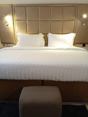 In-room safe, blackout curtains, free WiFi, bed sheets - Mulligan Hotel (Lagos)