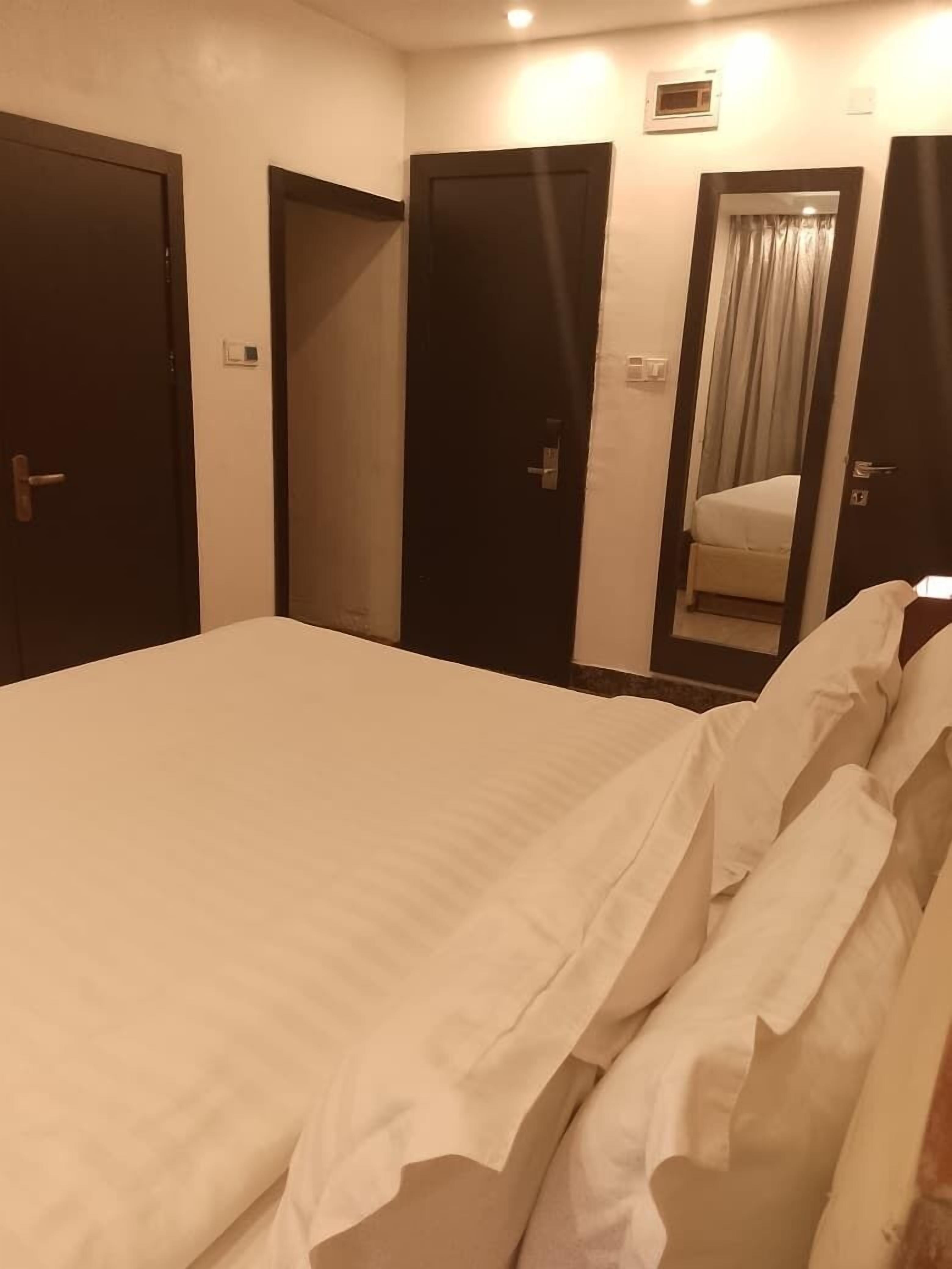 Chambre Affaires | Coffre-fort, rideaux d’obscurcissement, accès au Wi-Fi (inclus)