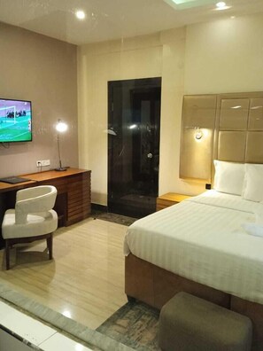 In-room safe, blackout drapes, free WiFi