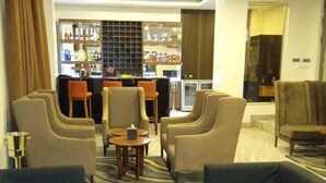 Bagian depan properti - sore/malam