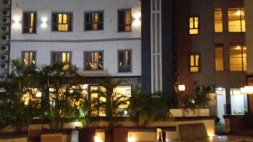 Fachada da propriedade à noite