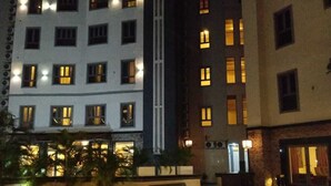 Bagian depan properti - sore/malam