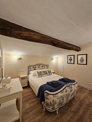 3 habitaciones, tabla de planchar con plancha y cuna de viaje 