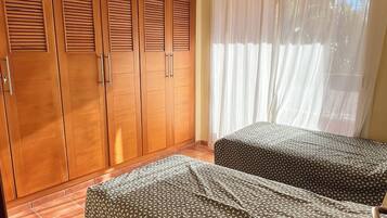 2 bedrooms, iron/ironing board, WiFi, bed sheets