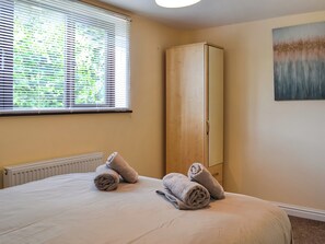 1 bedroom, bed sheets