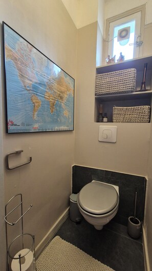 Shower, hair dryer, towels, soap - Spacious artist apartment with great location in the city center of Paris! (Paris)