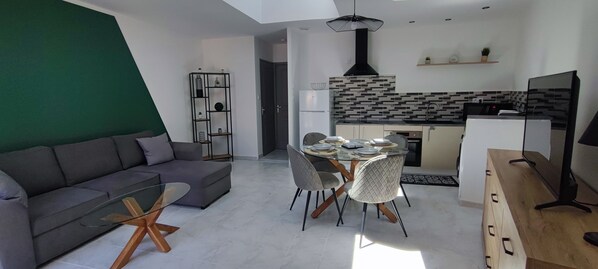 Una televisión, libros