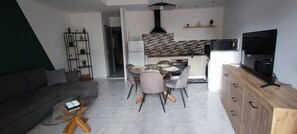 TV, books - Charming house  (Carcassonne)