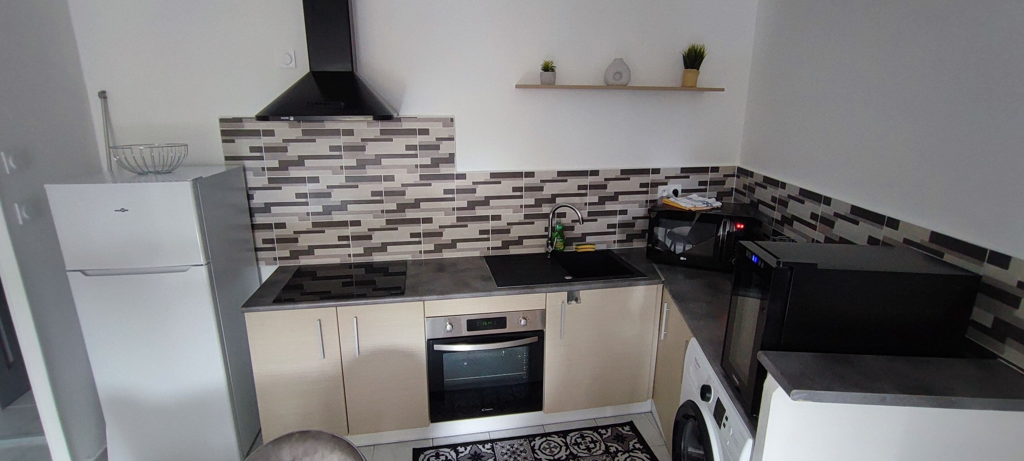 Réfrigérateur, micro-ondes, four, plaque de cuisson