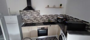 Frigorífico, microondas, horno y placa de cocina