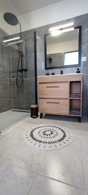 Shower, towels - Charming house  (Carcassonne)