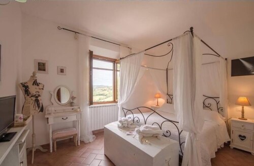 Between the sea of Argentario, the thermal baths of Saturnia and the park of Maremma