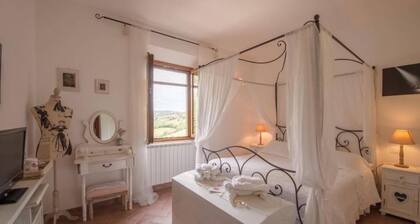 Between the sea of Argentario, the thermal baths of Saturnia and the park of Maremma