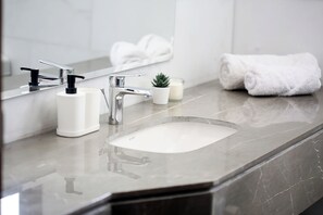 Dusche, Handtücher, Seife, Shampoo