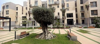 A superior elegant family-sized apartment with an open view in a tranquil area
