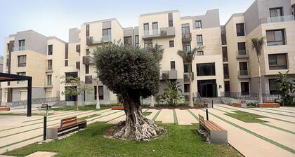 A superior elegant family-sized apartment with an open view in a tranquil area