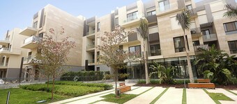 A superior elegant family-sized apartment with an open view in a tranquil area