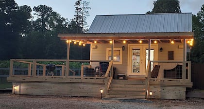 Escape to our serene lakefront cottage & vineyard with stunning views!