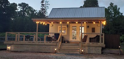Escape to our serene lakefront cottage & vineyard with stunning views!  