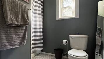 Dusche, kostenlose Toilettenartikel, Haartrockner, Handtücher