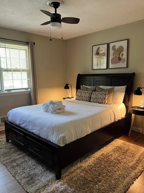 3 bedrooms, in-room safe, iron/ironing board, WiFi - East Cobb: Secluded modern chalet with pool (Marietta)