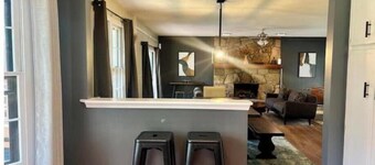 East Cobb: Secluded modern chalet with pool