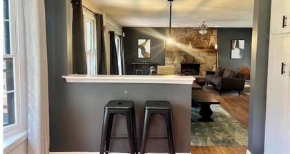 East Cobb: Secluded modern chalet with pool