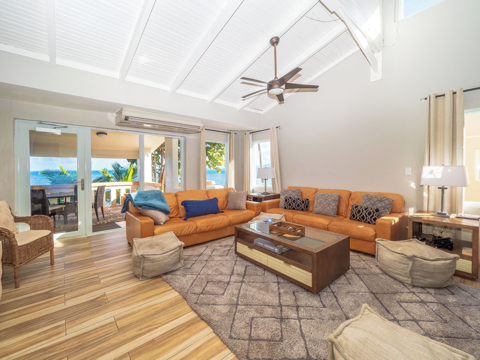 Smart-tv och ett bordtennisbord