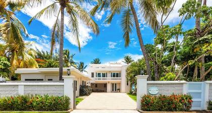 Oceanfront 8-bedroom Villa with Pool, Fully Fenced for Privacy, Incredible Views