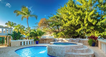 Oceanfront 8-bedroom Villa with Pool, Fully Fenced for Privacy, Incredible Views