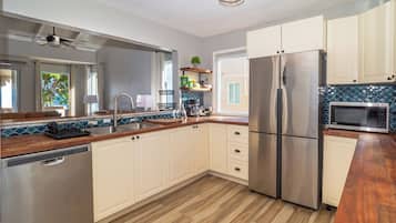 Geladeira, micro-ondas, fogão, cooktop