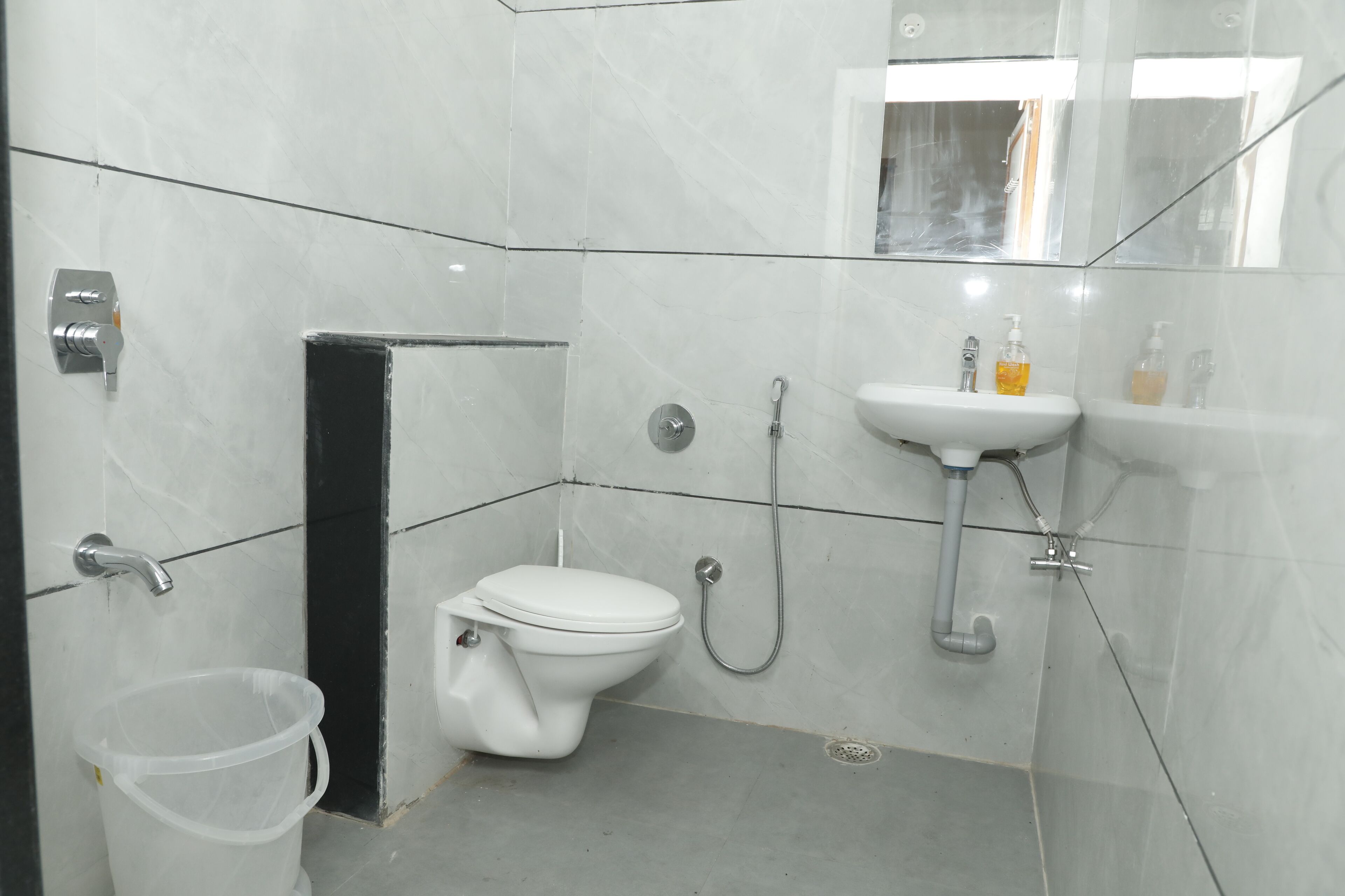 Dusj, hårføner, håndklær og såpe