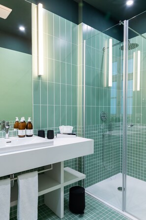 Ducha, artículos de tocador gratuitos, secador de pelo, toallas