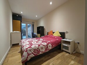 2 soverom, skrivebord, strykejern/-brett og wi-fi (inkludert)