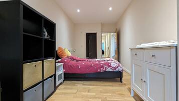 2 bedrooms, desk, iron/ironing board, free WiFi