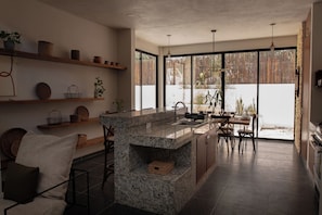 Refrigerador con freezer, microondas, horno, placa de cocina